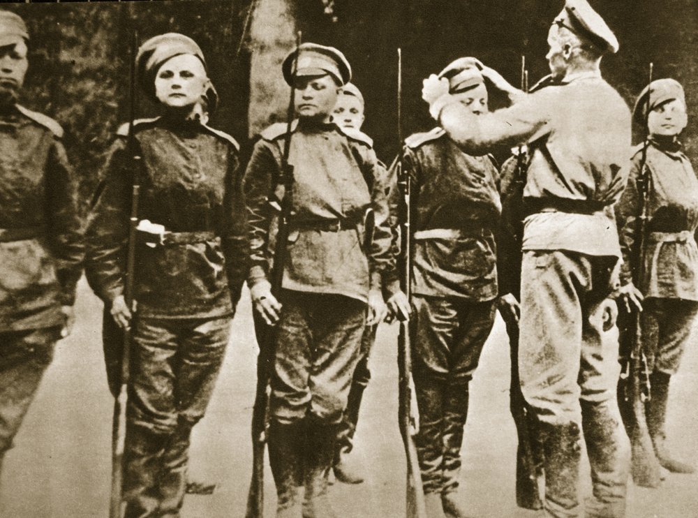 1917年の第1ロシア女性大隊死者のメンバー（セピア写真）